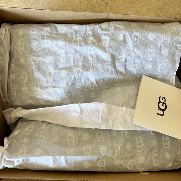UGG BLACK HIGHLAND SNEAKER SIZE 9.5 WOMEN… AUTHENTIC…